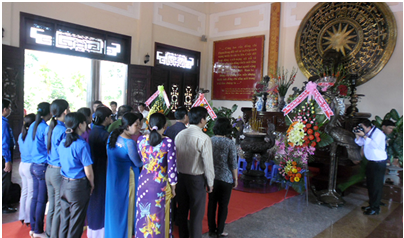 Đại biểu và nhân dân đến thắp hương tưởng niệm nhân dịp kỷ niệm 103 năm ngày sinh đồng chí Phạm Hùng